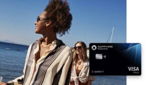 ビーチを歩く2人のスタイリッシュな女性と、Chase Sapphire Reserveクレジットカードのグラフィック。