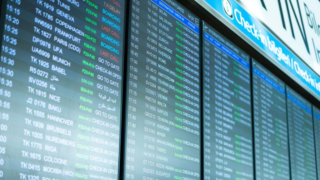 フライト情報が一覧表示された空港の出発案内掲示板