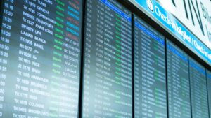 フライト情報が一覧表示された空港の出発案内掲示板