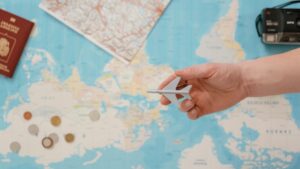 手に持ったEmiratesのエコノミークラス搭乗券と、背景に散らばる複数の搭乗券。