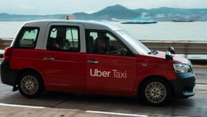 海沿いの道路を走るUber Taxiの車両。Uber CashやUber Oneの特典でよりスマートに利用できる。