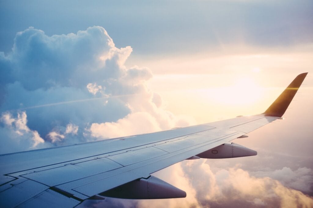 飛行機の翼と夕暮れの空。ハイアットとエア・カナダ エアロプランの提携イメージ