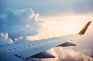 飛行機の翼と夕暮れの空。ハイアットとエア・カナダ エアロプランの提携イメージ