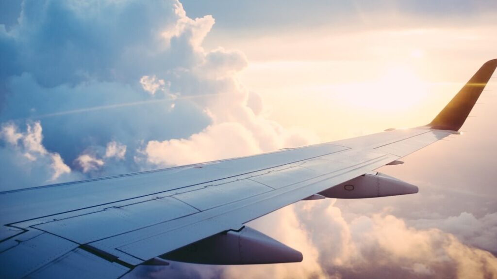 飛行機の翼と夕暮れの空。ハイアットとエア・カナダ エアロプランの提携イメージ