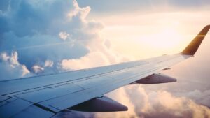 飛行機の翼と夕暮れの空。ハイアットとエア・カナダ エアロプランの提携イメージ