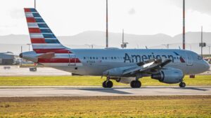 滑走路を走行するAmerican Airlinesの旅客機。尾翼に赤・白・青のフラッグ、機体側面に American のロゴが見える
