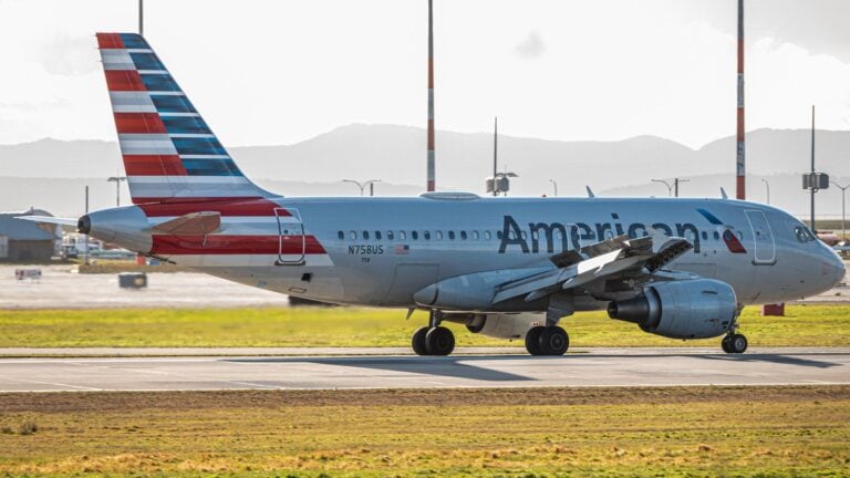 滑走路を走行するAmerican Airlinesの旅客機。尾翼に赤・白・青のフラッグ、機体側面に American のロゴが見える