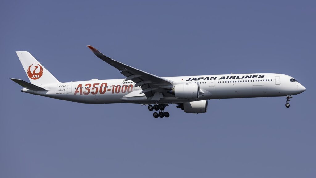 ニューヨークJFK空港へ着陸する日本航空のエアバスA350-1000