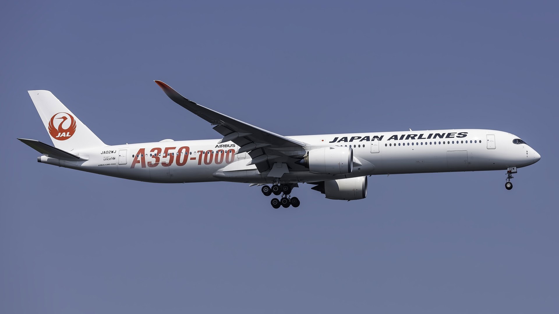 ニューヨークJFK空港へ着陸する日本航空のエアバスA350-1000