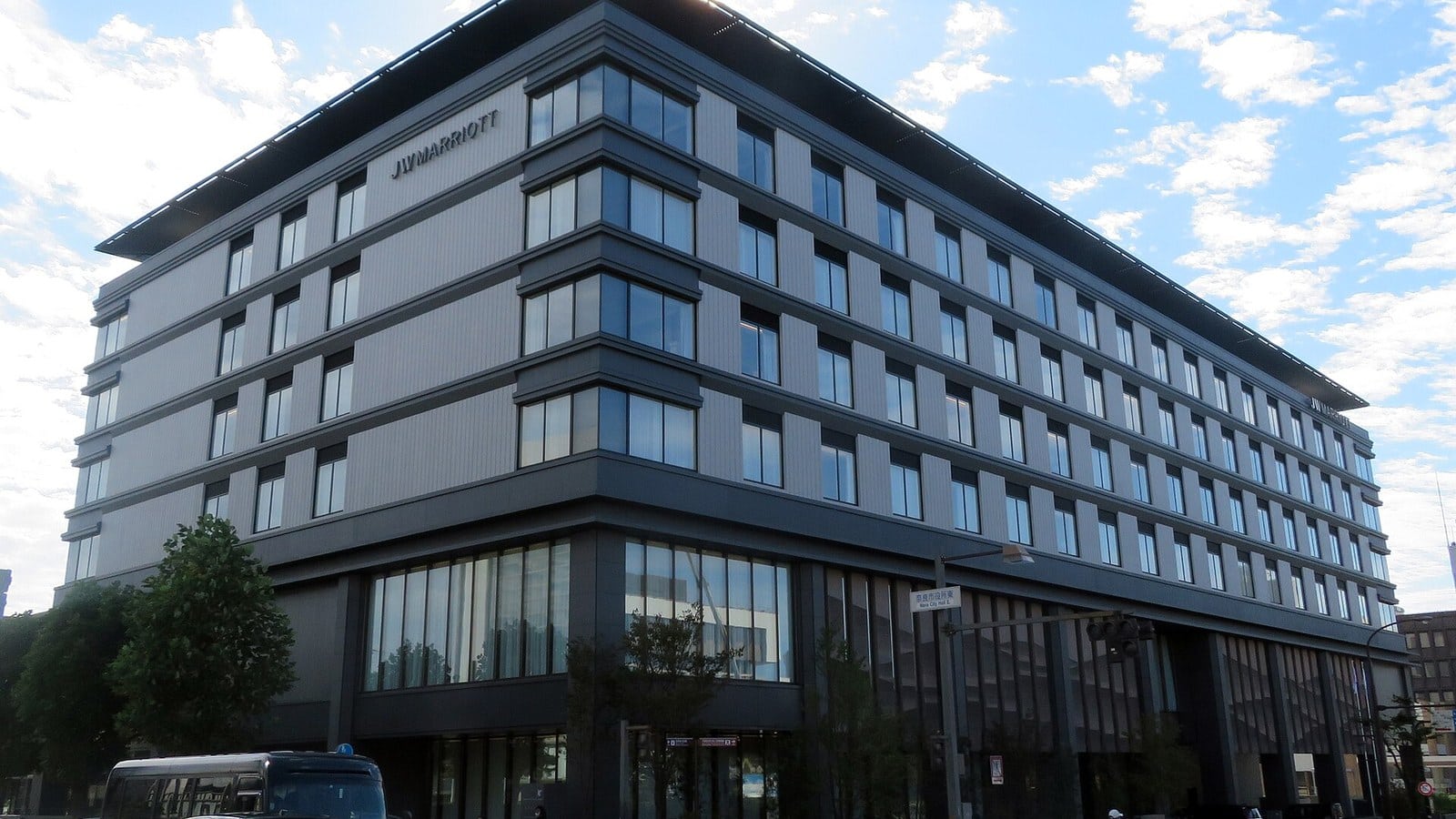 青空の下に建つJWマリオット・ホテル奈良。建物の上部にJW MARRIOTTの文字