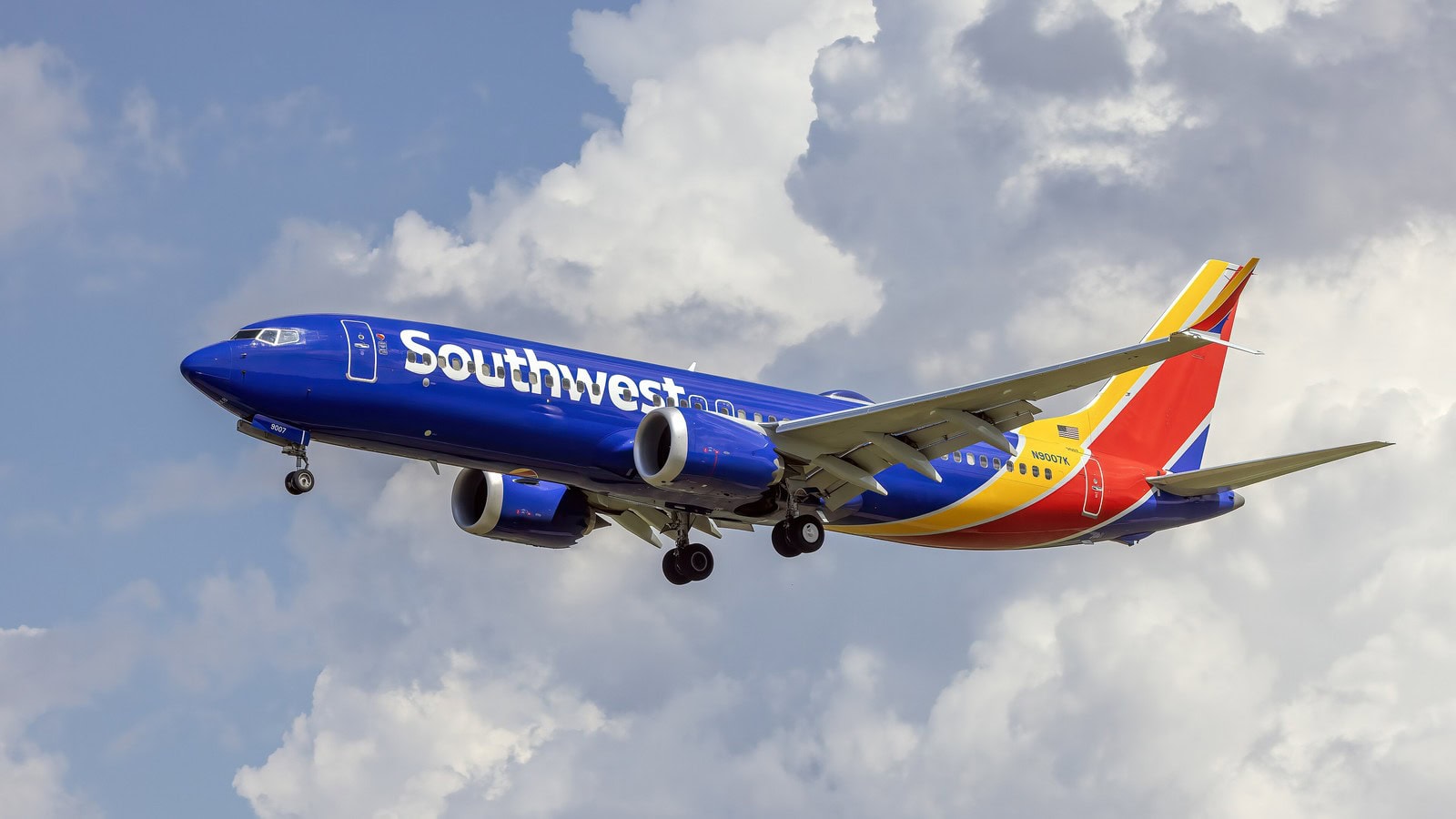 コンパニオンパスで同伴者と乗れるSouthwest Airlinesの737 MAX 8。雲を背景に着陸へ向かう青い機体