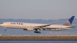 サンフランシスコ国際空港に着陸するユナイテッド航空のBoeing 777-300ER