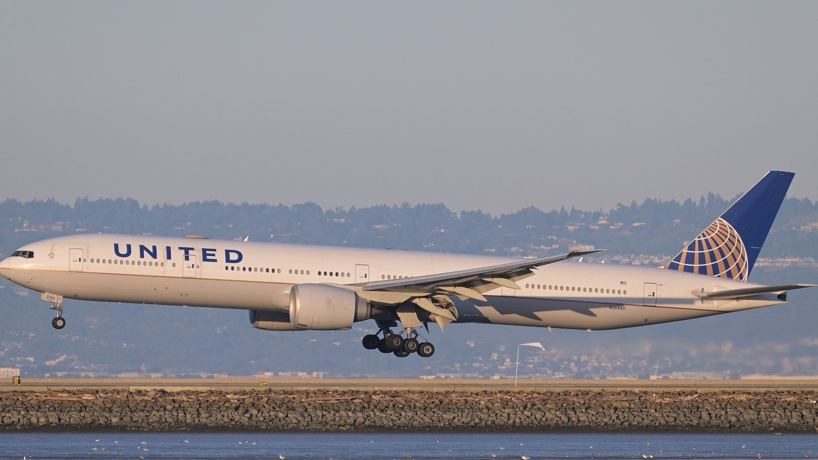 サンフランシスコ国際空港に着陸するユナイテッド航空のBoeing 777-300ER
