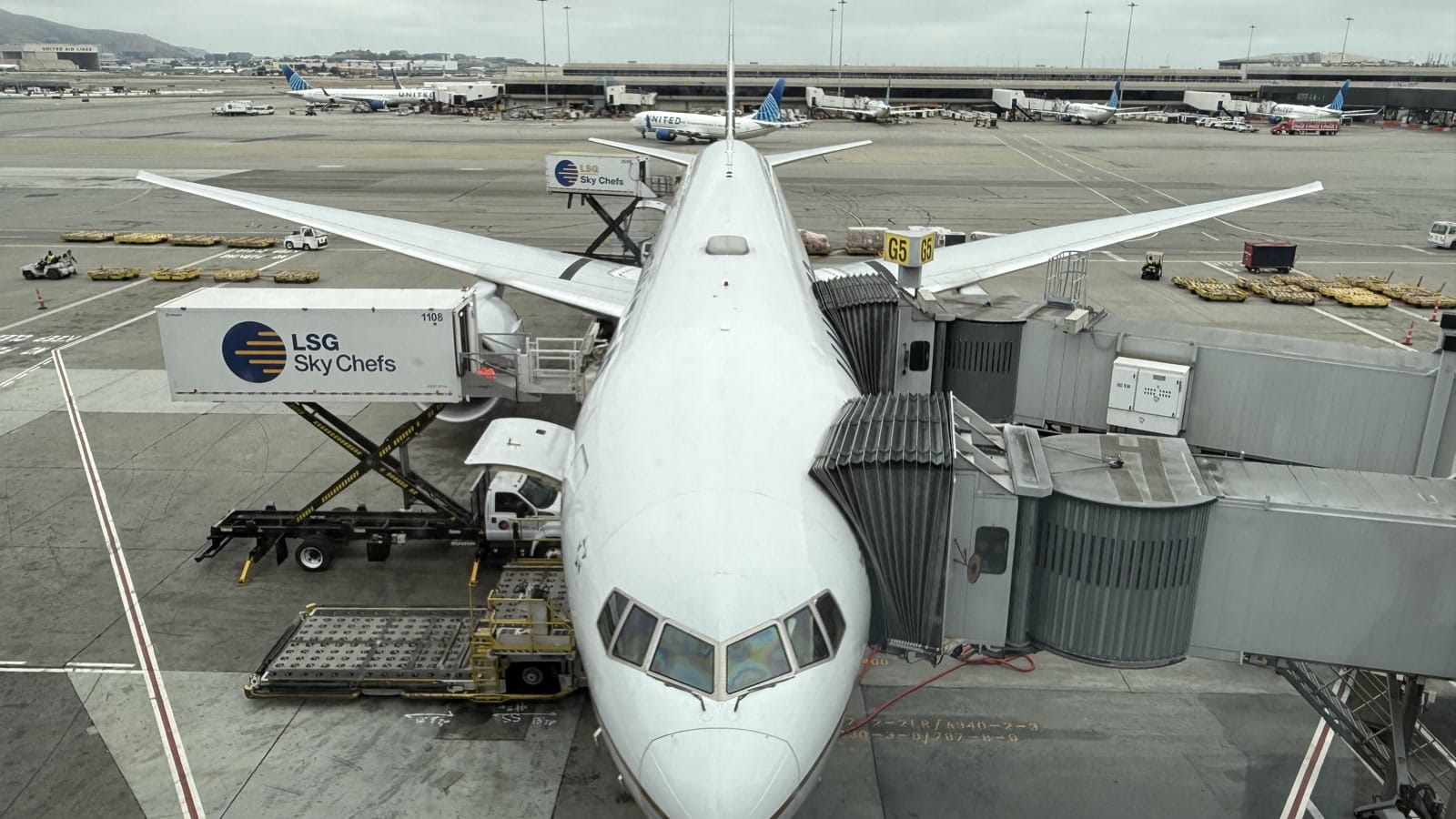 サンフランシスコ国際空港のゲートに駐機するUnited AirlinesのBoeing 777と周囲のUnited機